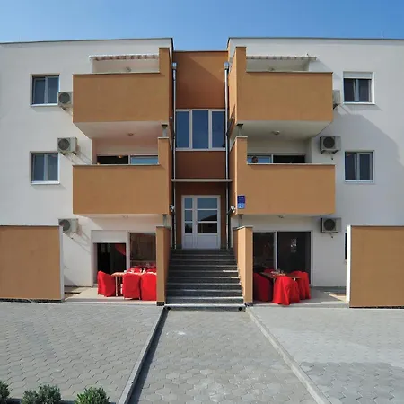 Amazing In With Swimming Pool Apartmán