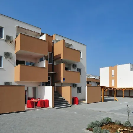 Amazing In With Swimming Pool Appartement